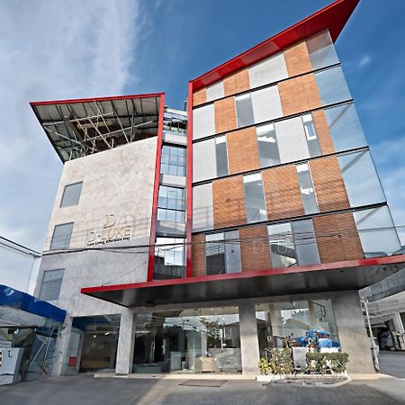 D-Luxe Hotel Kochi Bagian luar foto