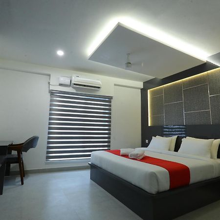 D-Luxe Hotel Kochi Bagian luar foto