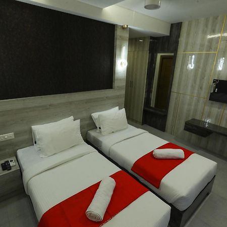 D-Luxe Hotel Kochi Bagian luar foto
