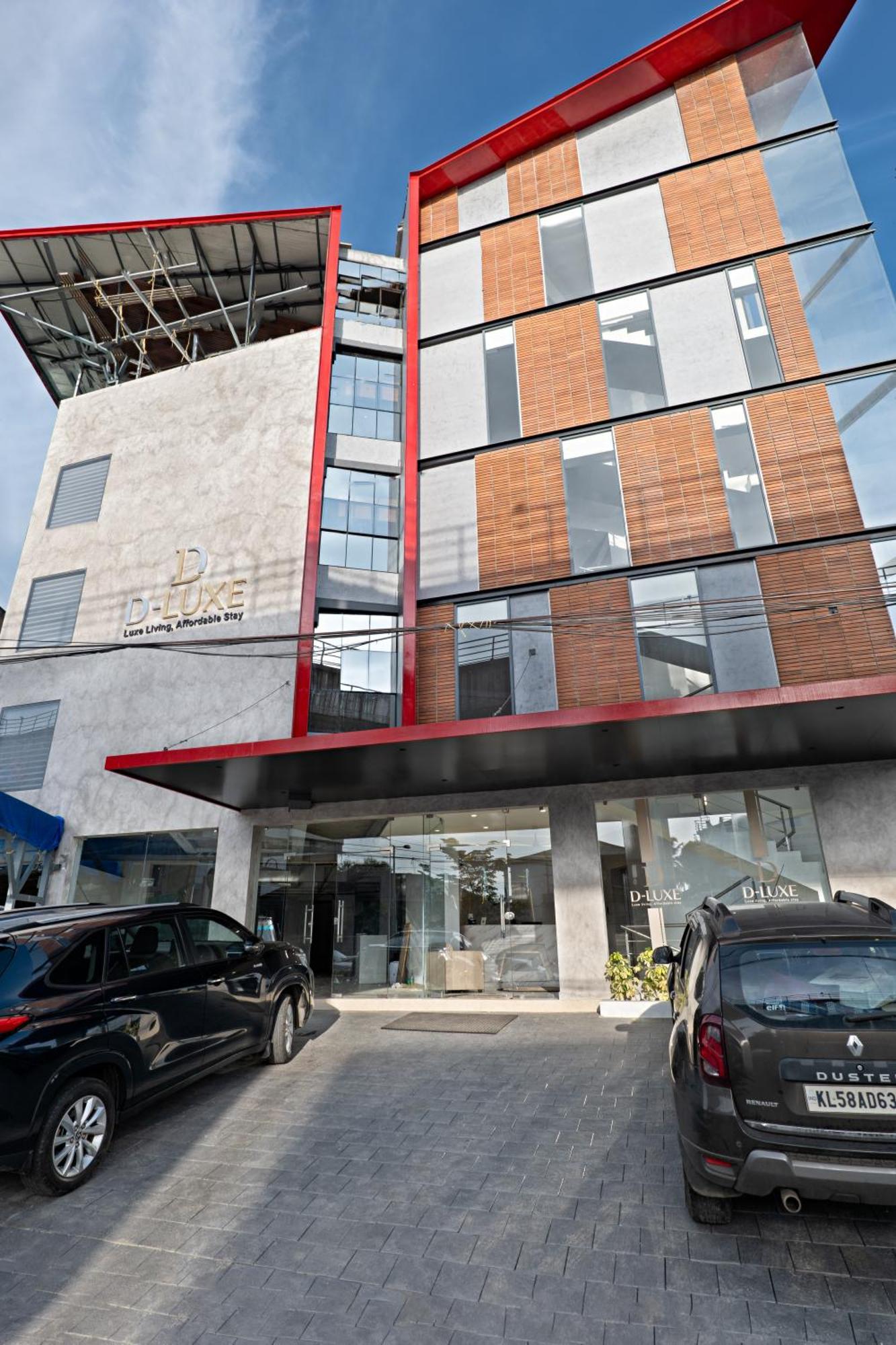 D-Luxe Hotel Kochi Bagian luar foto