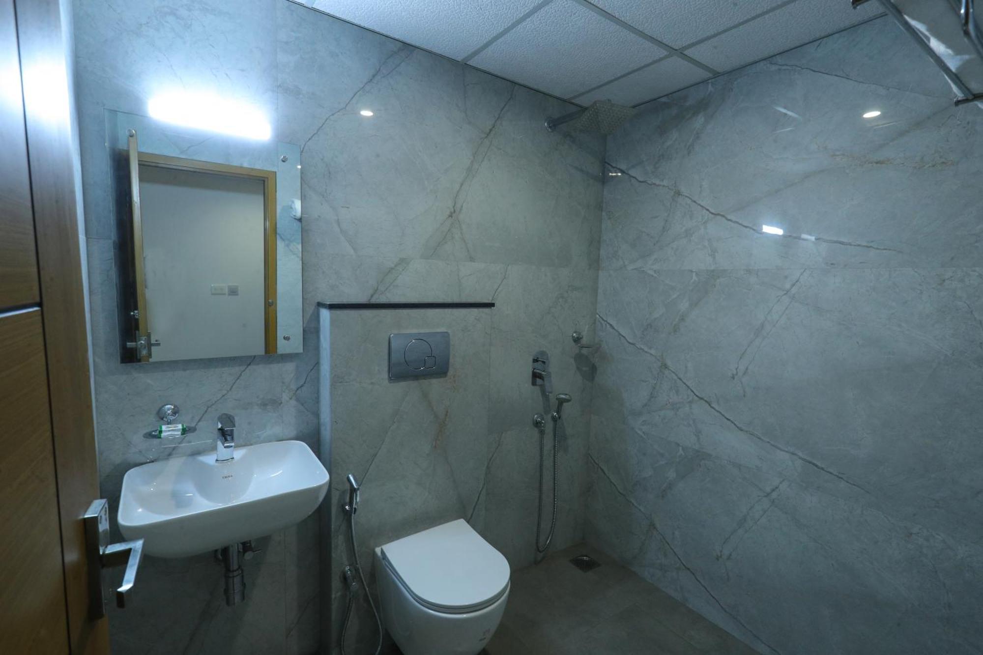 D-Luxe Hotel Kochi Bagian luar foto