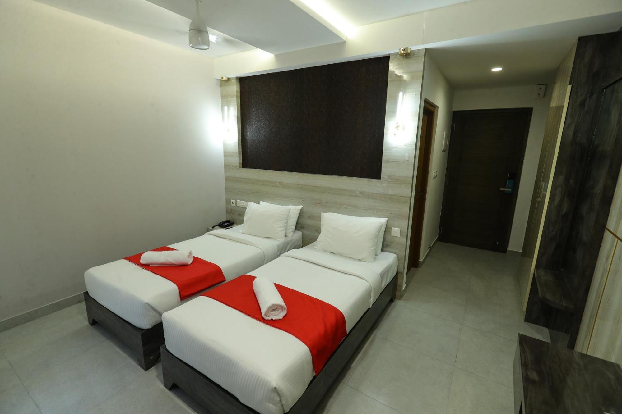 D-Luxe Hotel Kochi Bagian luar foto