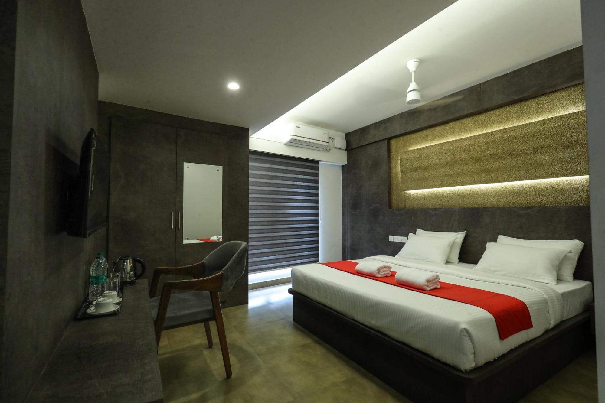 D-Luxe Hotel Kochi Bagian luar foto