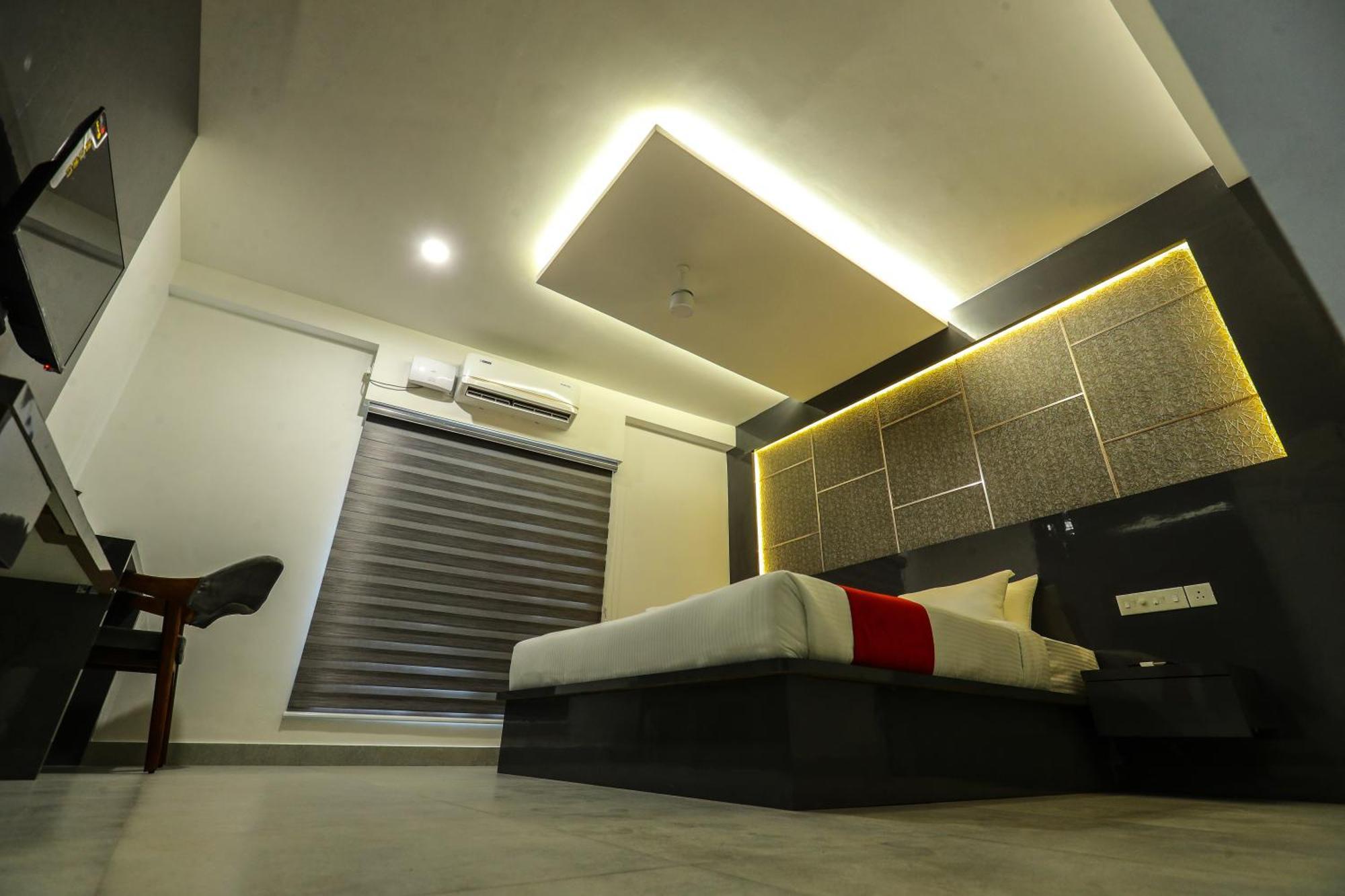 D-Luxe Hotel Kochi Bagian luar foto