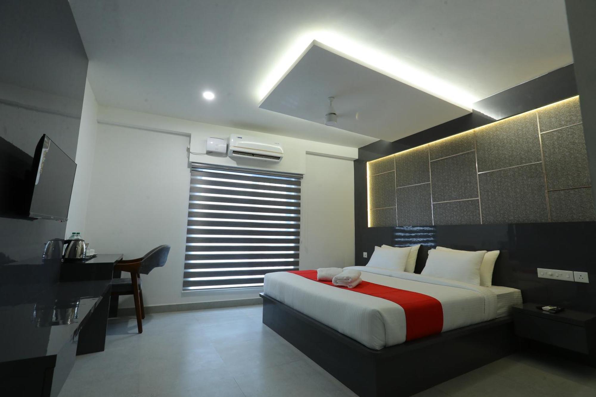 D-Luxe Hotel Kochi Bagian luar foto