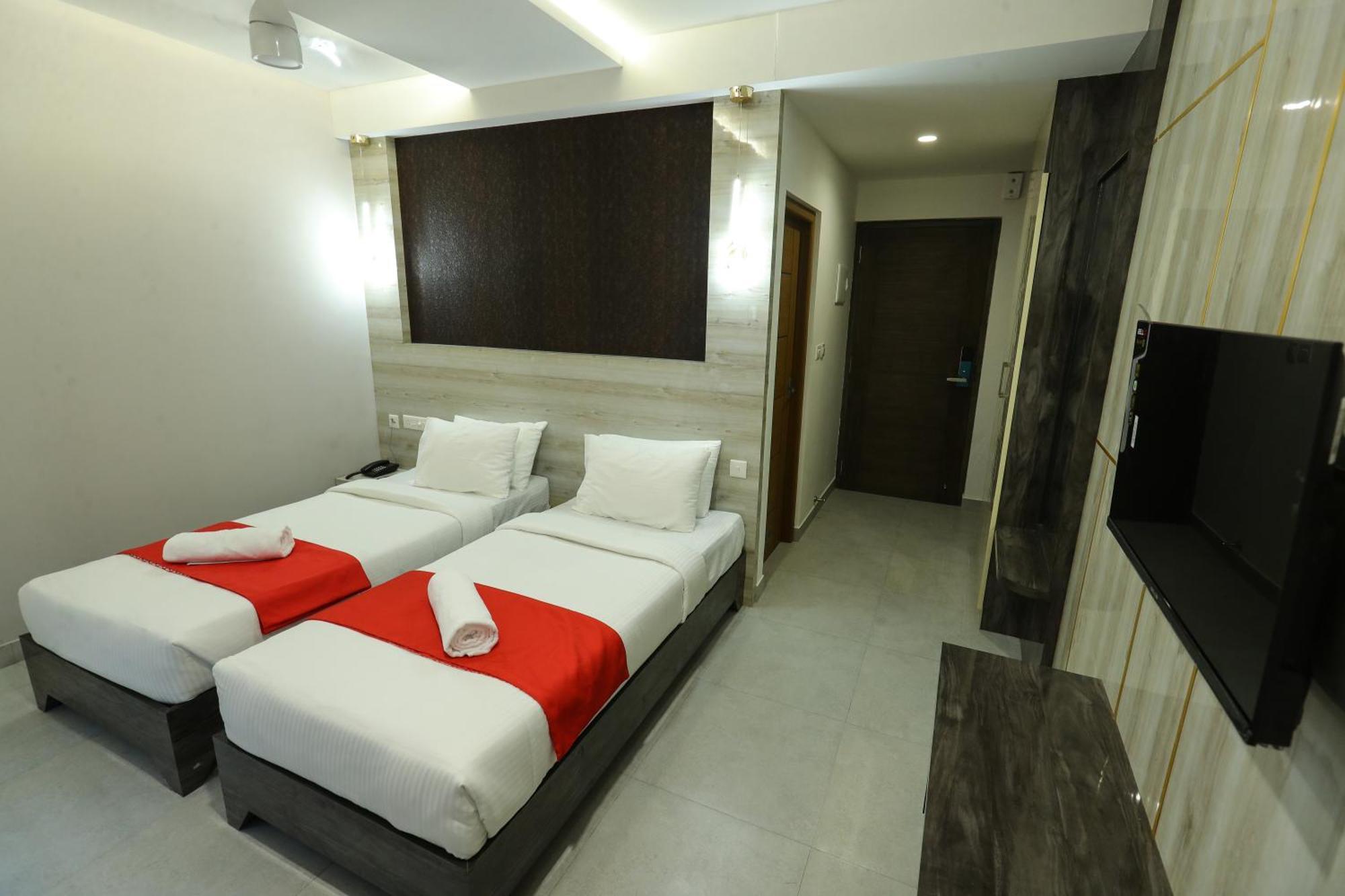 D-Luxe Hotel Kochi Bagian luar foto