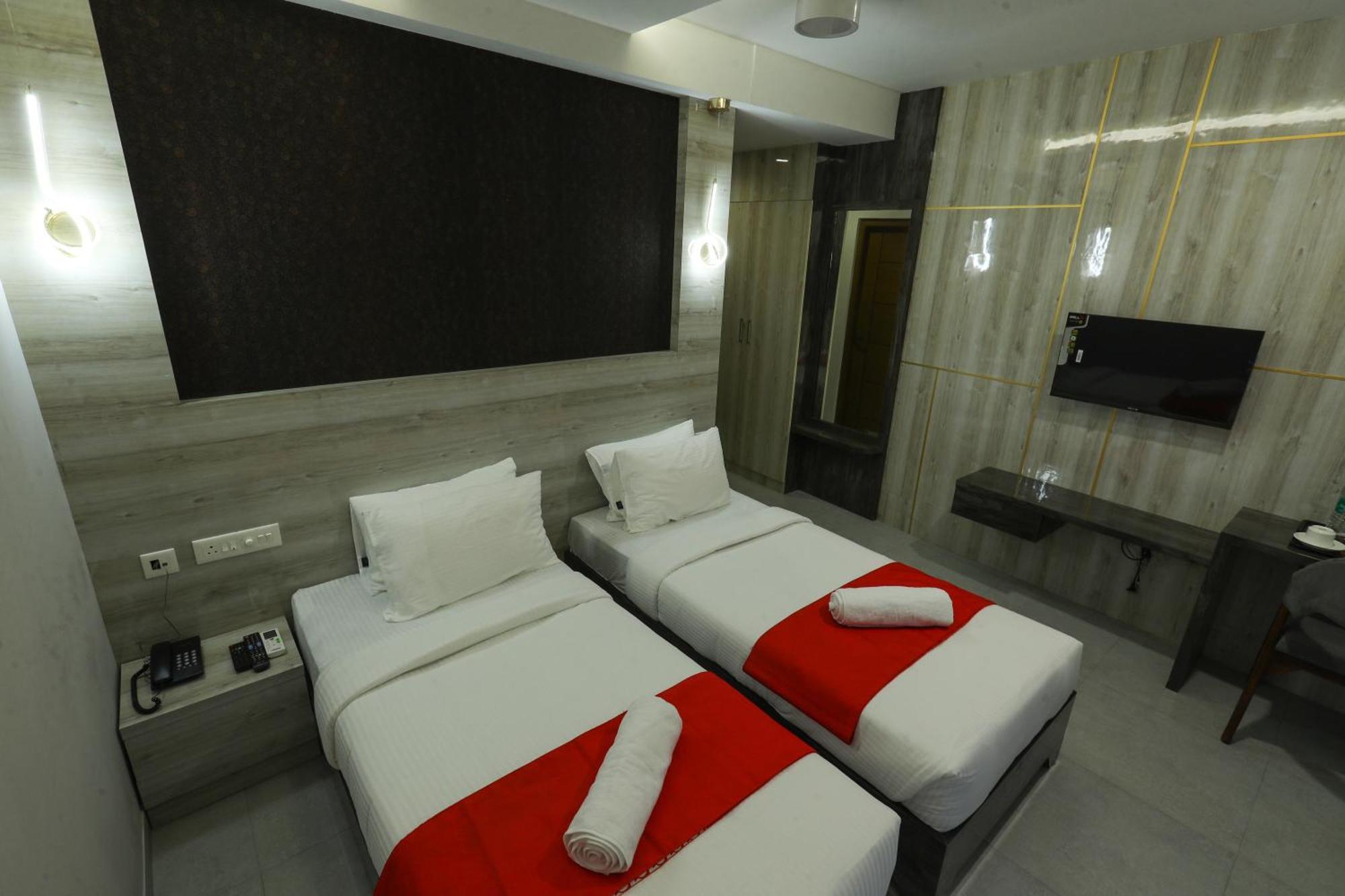 D-Luxe Hotel Kochi Bagian luar foto