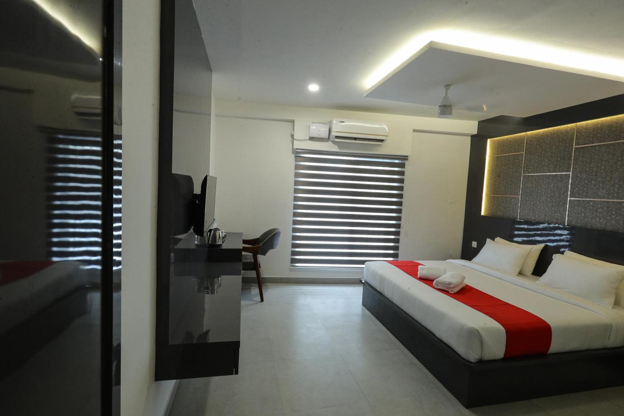 D-Luxe Hotel Kochi Bagian luar foto